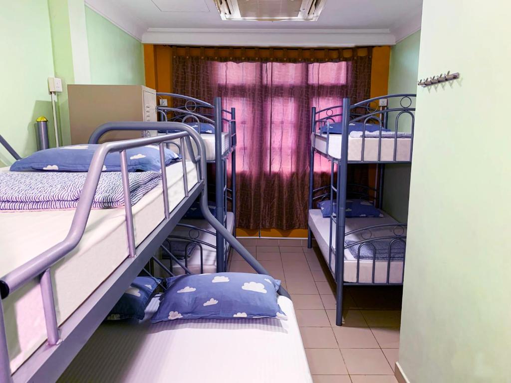Семейный (7-Bed Family Room with Private Bathroom) хостела Snooze Inn @Dickson Road, Сингапур (город)