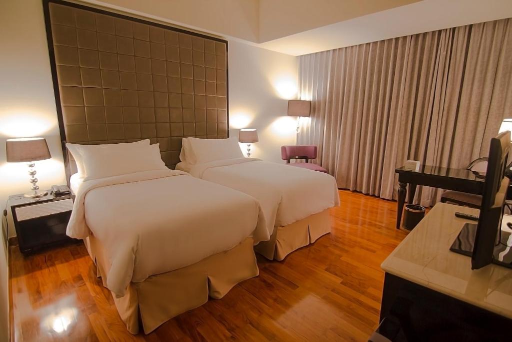 Двухместный (Двухместный номер Делюкс с 1 кроватью или 2 отдельными кроватями) отеля Hotel Diradja, Джакарта