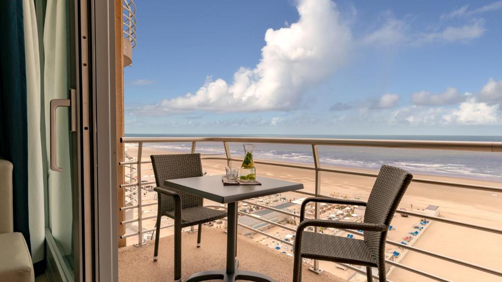 Сьюит (Essential Suite - 2p | Double bed | Balcony - Sea view) апартамента Holiday Suites Blankenberge, Бланкенберге