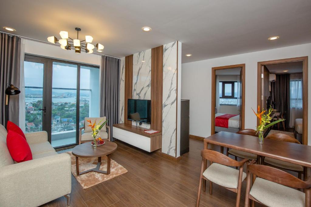 Апартаменты (Junior Suites 2-bedrooms) апарт-отеля Ramada Hotel & Suites by Wyndham Halong Bay View, Халонг