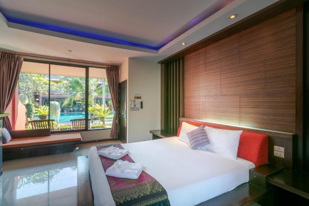 Двухместный (Двухместный номер с 1 кроватью и видом на бассейн) отеля Mai Morn Resort, Пхукет