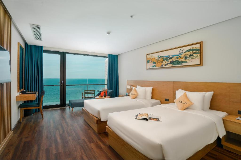 Двухместный (Двухместный номер Делюкс с 2 отдельными кроватями, балконом и видом на море) отеля Sala Danang Beach Hotel, Дананг