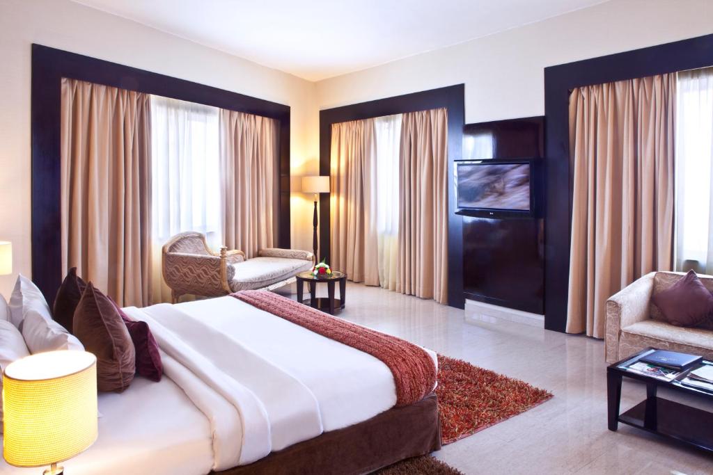 Сьюит (Представительский люкс) отеля Landmark Riqqa Hotel, Дубай