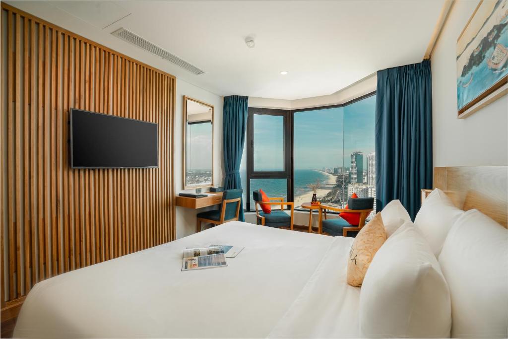 Двухместный (Улучшенный двухместный номер с 1 кроватью и частичным видом на море) отеля Sala Danang Beach Hotel, Дананг