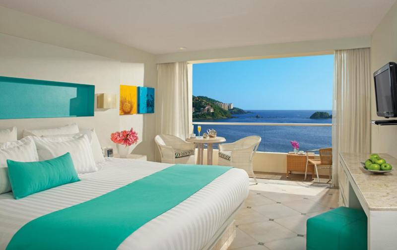Двухместный (Номер Делюкс с кроватью размера «king-size» и видом на океан, план питания с завтраком) курортного отеля Sunscape Dorado Pacifico Ixtapa Resort & Spa - Все включено, Икстапа
