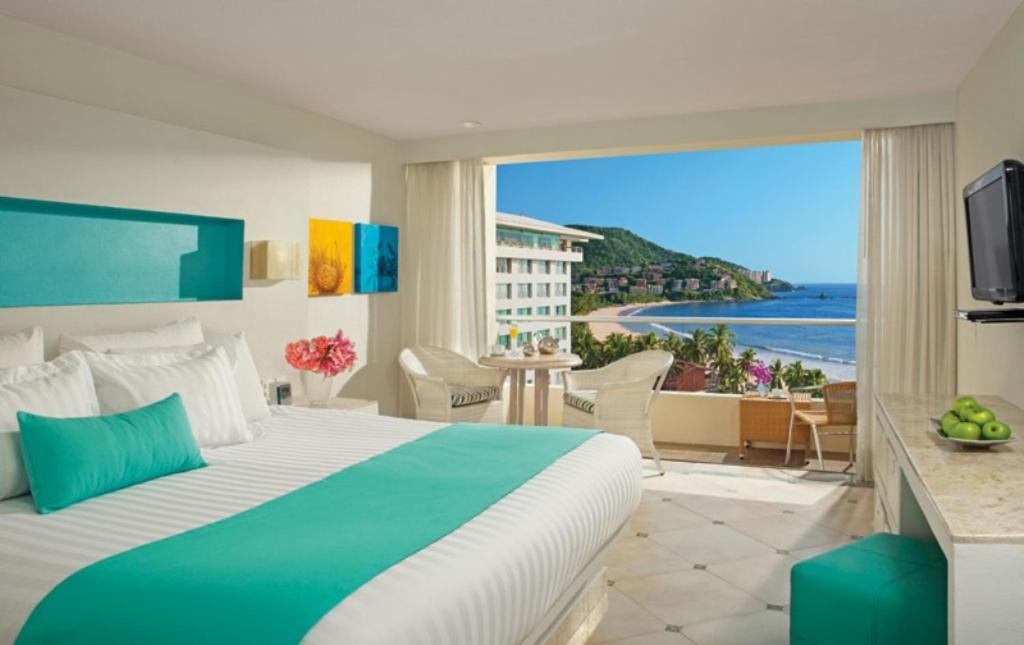 Двухместный (Номер Делюкс с кроватью размера «king-size» и частичным видом на океан, план питания с завтраком) курортного отеля Sunscape Dorado Pacifico Ixtapa Resort & Spa - Все включено, Икстапа