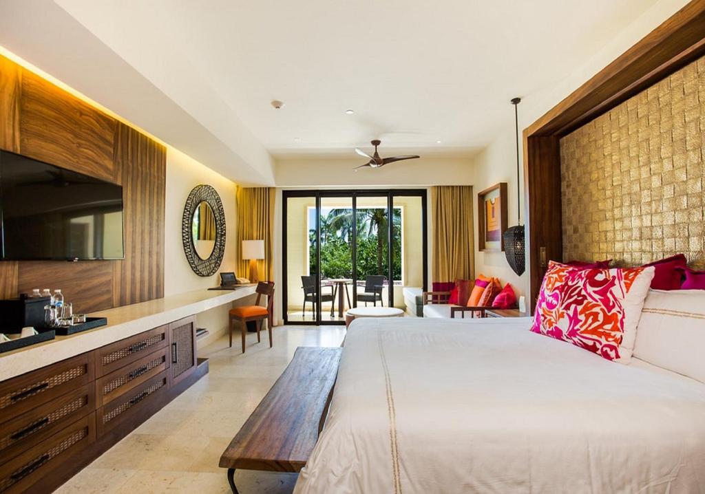 Сьюит (Полулюкс с кроватью размера «king-size» — Вид на тропический пейзаж) курортного отеля Secrets Akumal Riviera Maya All Inclusive-Adults Only, Акумаль