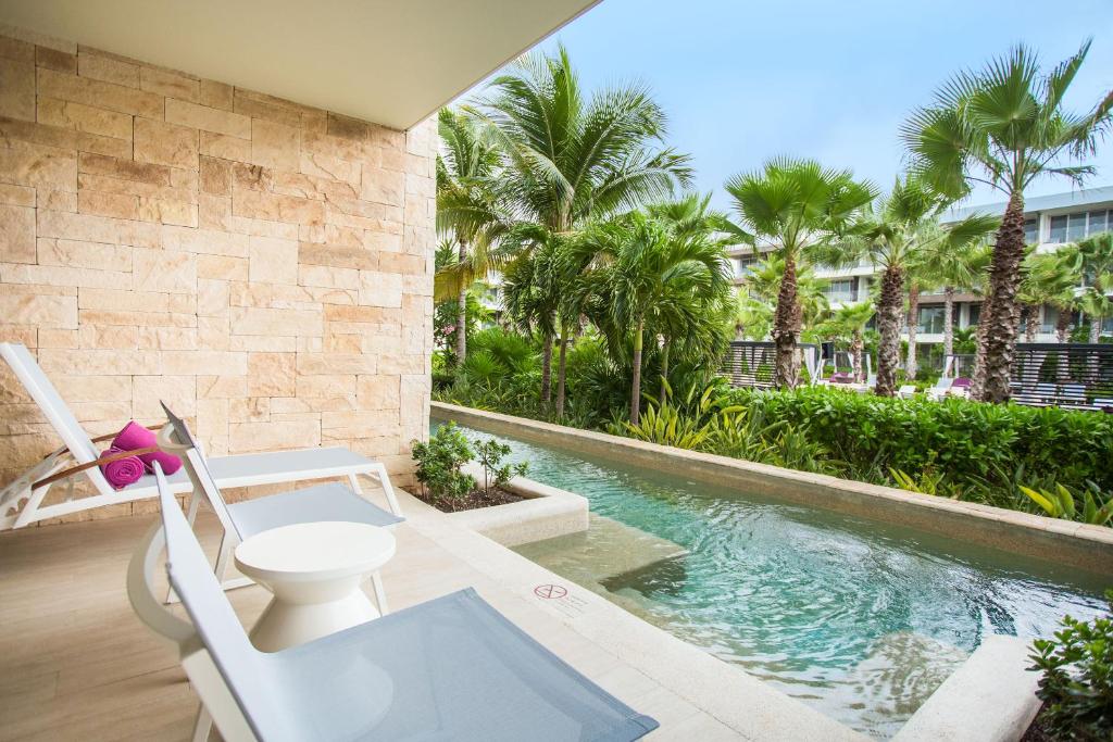 Сьюит (Клубный полулюкс Xhale с кроватью размера «king-size» и выходом к бассейну, вид на тропики) курортного отеля Breathless Riviera Cancun Resort & Spa, Пуэрто-Морелос