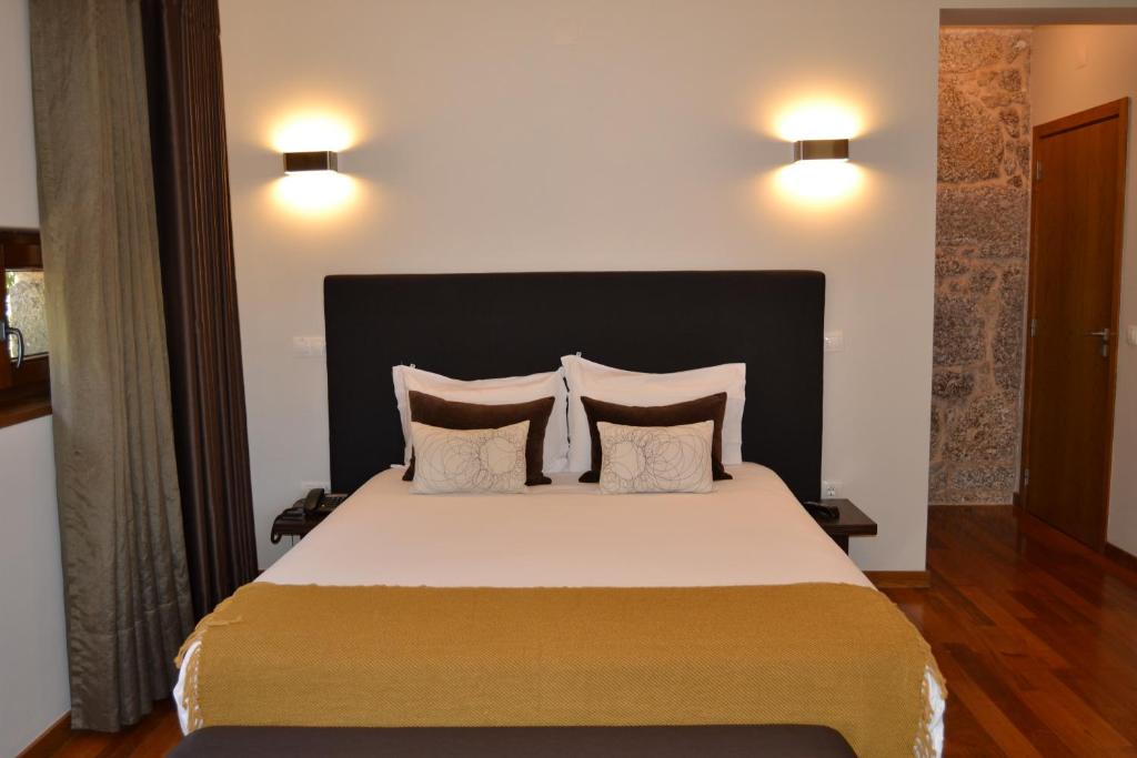 Двухместный (Улучшенный двухместный номер с 1 кроватью) загородного отеля Quinta do Medronheiro Hotel Rural, Визеу