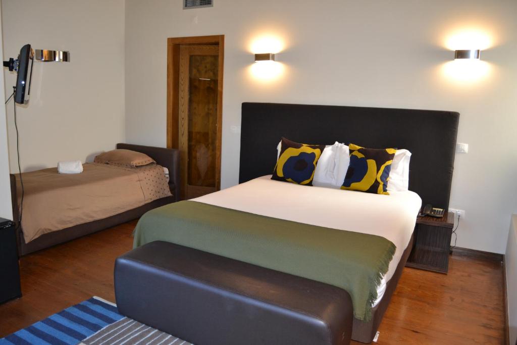 Двухместный (Двухместный номер с 1 кроватью или 2 отдельными кроватями (для 2 взрослых и 1 ребенка)) загородного отеля Quinta do Medronheiro Hotel Rural, Визеу