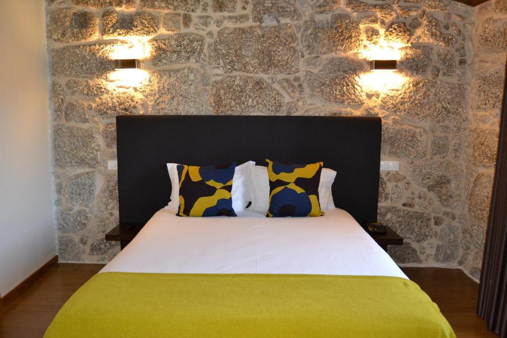 Двухместный (Двухместный номер с 1 кроватью или или 2 отдельными кроватями (для 2 взрослых и 2 детей)) загородного отеля Quinta do Medronheiro Hotel Rural, Визеу