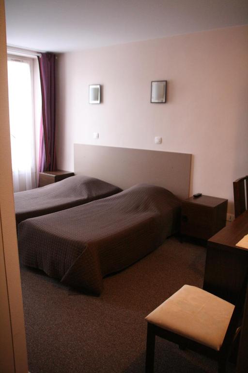 Двухместный (Улучшенный двухместный номер с 2 отдельными кроватями) отеля Hôtel du Roussillon, Париж