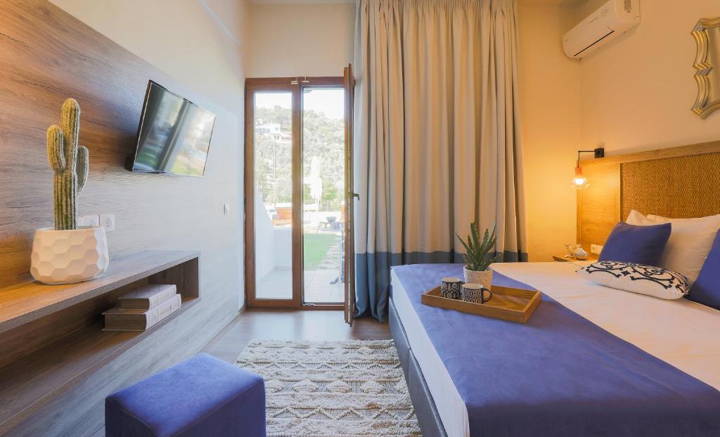 Двухместный (Двухместный номер с 1 кроватью или 2 отдельными кроватями и видом на бассейн) отеля Skiathos Avaton Hotel, Philian Hotels & Resorts, Скиатос