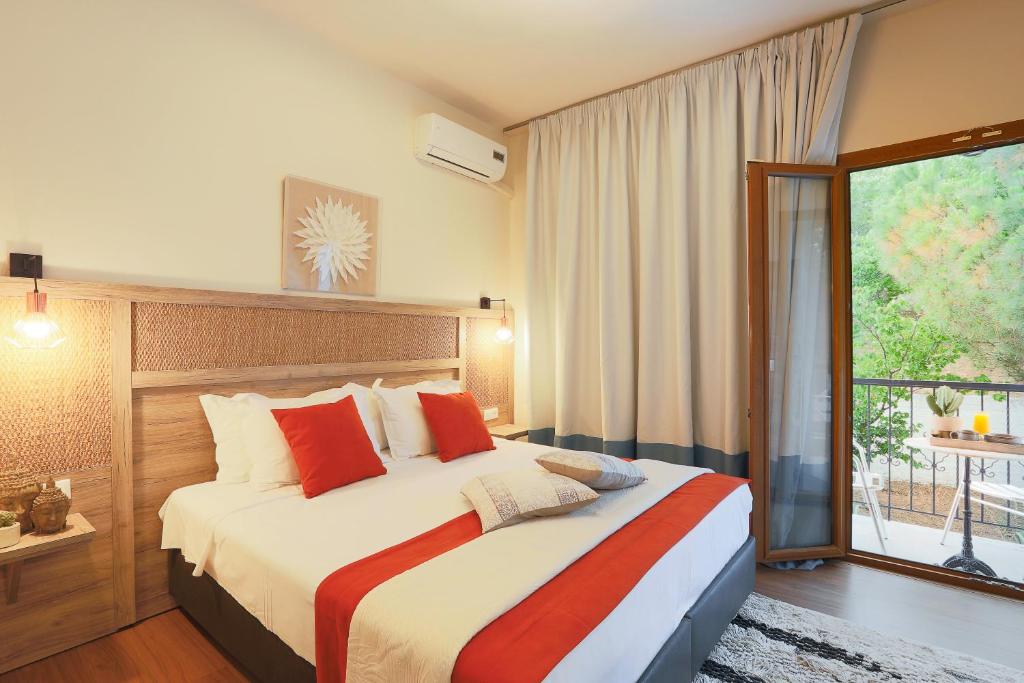 Двухместный (Двухместный номер Делюкс с 1 кроватью или 2 отдельными кроватями, вид на горы) отеля Skiathos Avaton Hotel, Philian Hotels & Resorts, Скиатос
