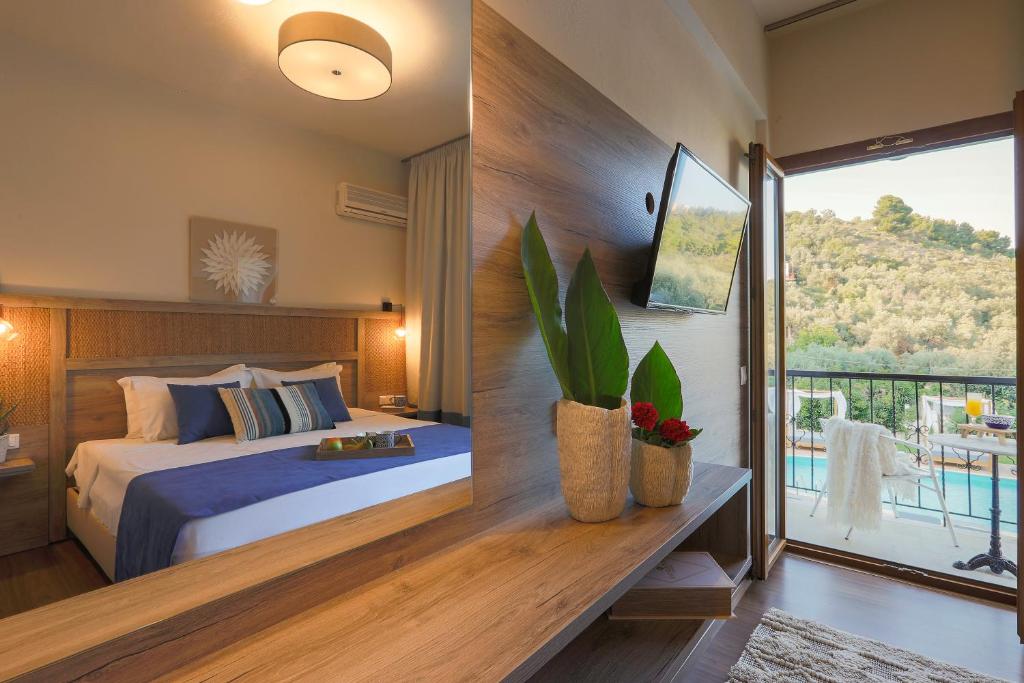 Двухместный (Двухместный номер Делюкс с 1 кроватью или 2 отдельными кроватями и видом на бассейн) отеля Skiathos Avaton Hotel, Philian Hotels & Resorts, Скиатос