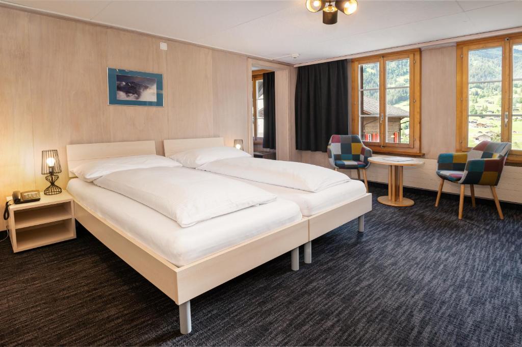Трехместный (Трехместный номер с собственной ванной комнатой и видом на горы) отеля Jungfrau Lodge, Swiss Mountain Hotel, Гриндельвальд