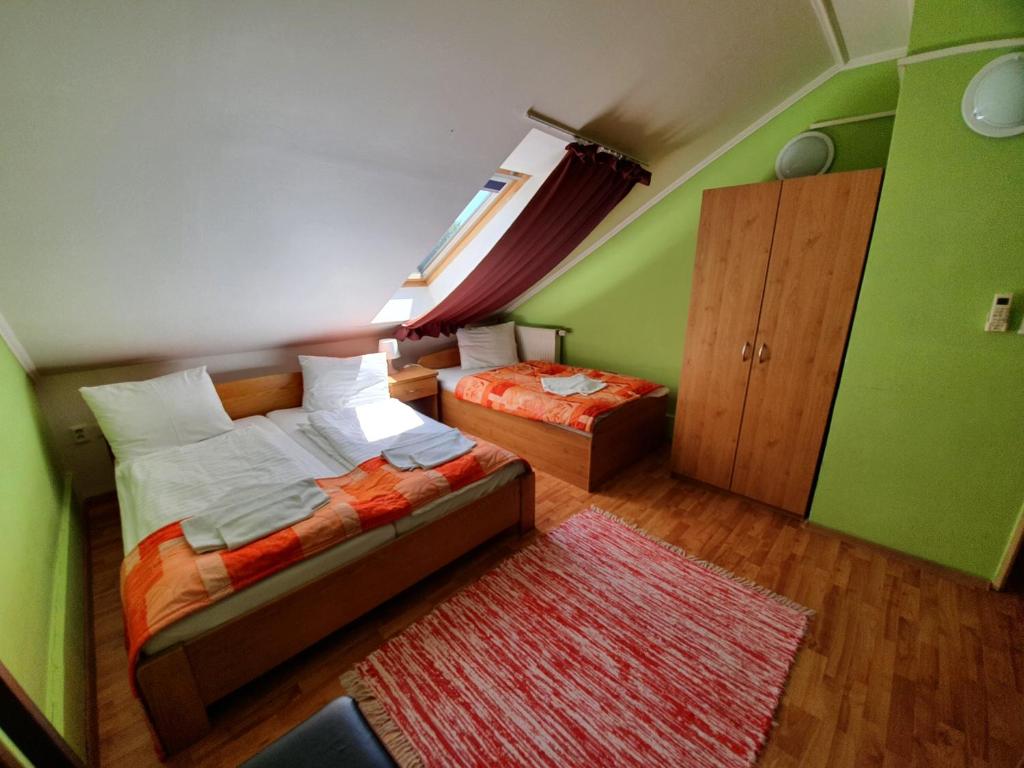 Трехместный (Номер с двуспальной и односпальной кроватью.) отеля Hotel Senica, Пьештяни