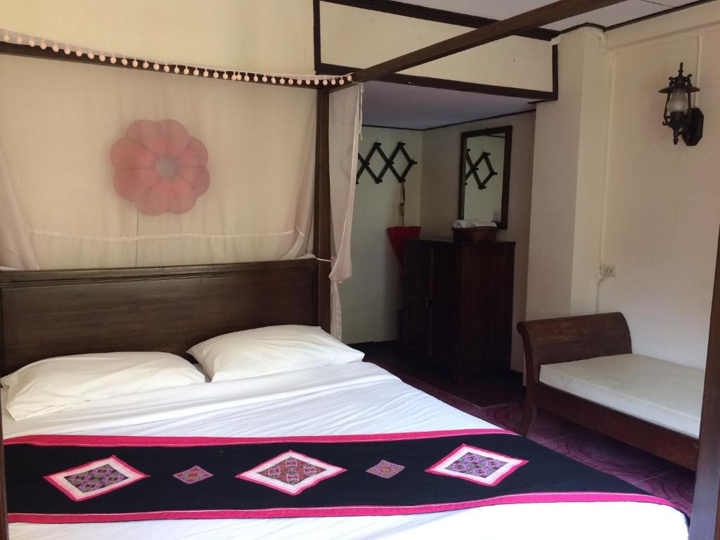 Двухместный (Улучшенный двухместный номер с 1 кроватью) отеля Changpuak, Чиангмай