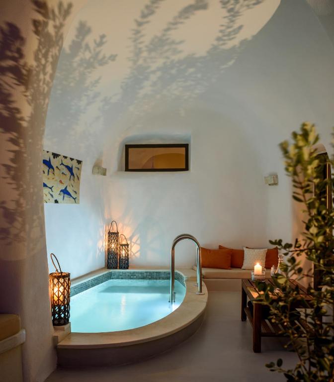 Сьюит (Улучшенный люкс с открытой гидромассажной ванной) отеля White Dream Suites, Тира