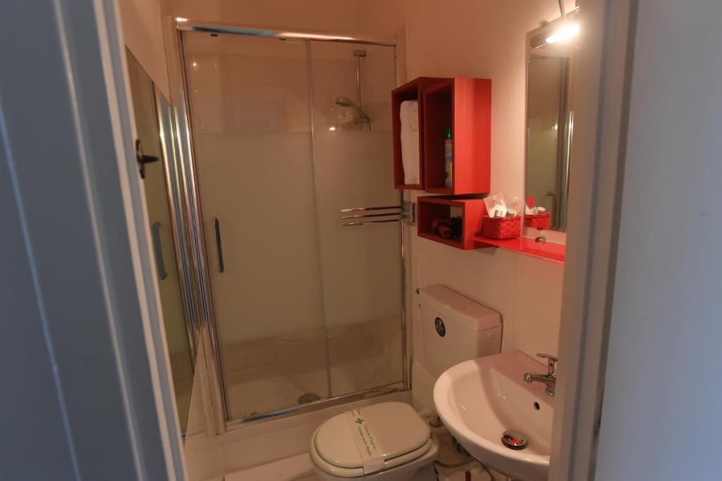 Двухместный (Двухместный номер с 1 кроватью и собственной ванной комнатой) отеля A Casa Di Enza, Рим