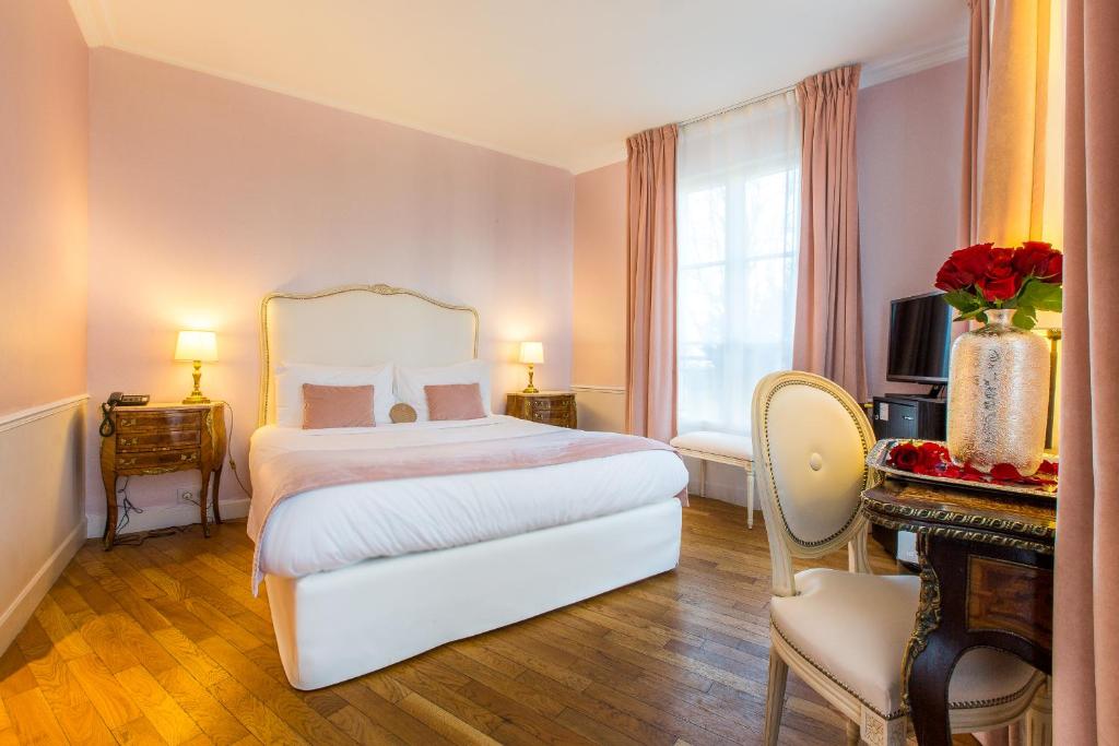 Двухместный (Улучшенный двухместный номер с 1 кроватью) отеля Eiffel Trocadéro, Париж
