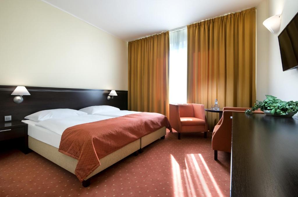 Двухместный (Представительский двухместный номер с 1 кроватью или 2 отдельными кроватями, предоставляется приветственный напиток) отеля Hotel Tatra, Братислава