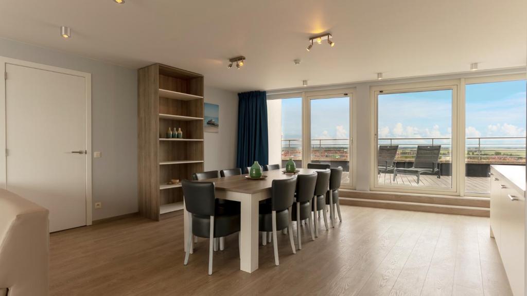 Апартаменты (Penthouse - 10p | 3 Bedrooms - Sleeping corner | Rooftop terrace - Sea view) апартамента Holiday Suites Blankenberge, Бланкенберге