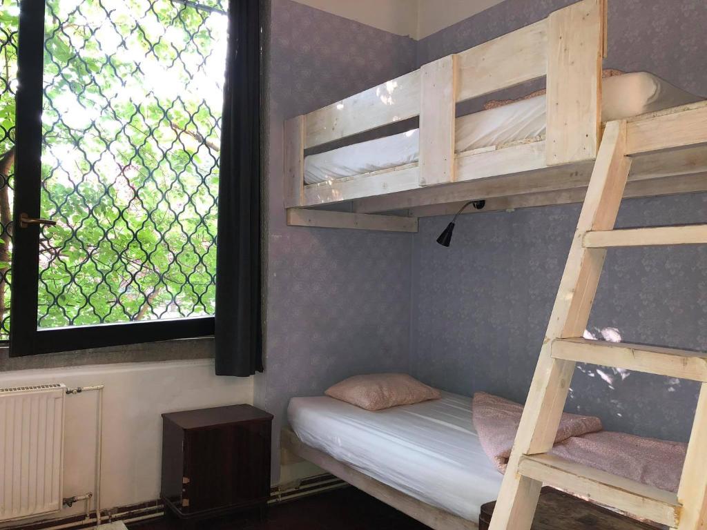 Номер (Односпальная кровать в общем номере для мужчин и женщин) хостела Baroque Hostel, Будапешт