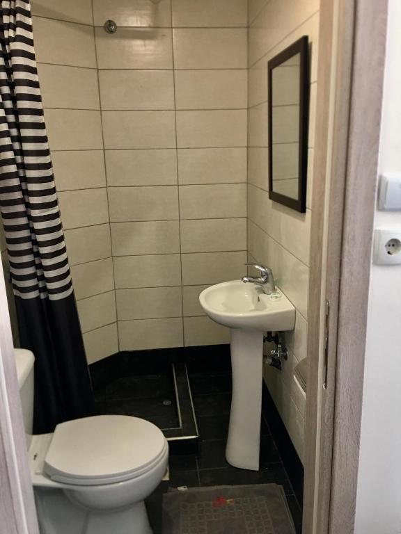 Трехместный (Трехместный номер с собственной ванной комнатой) отеля Hotel Kastoria, Салоники