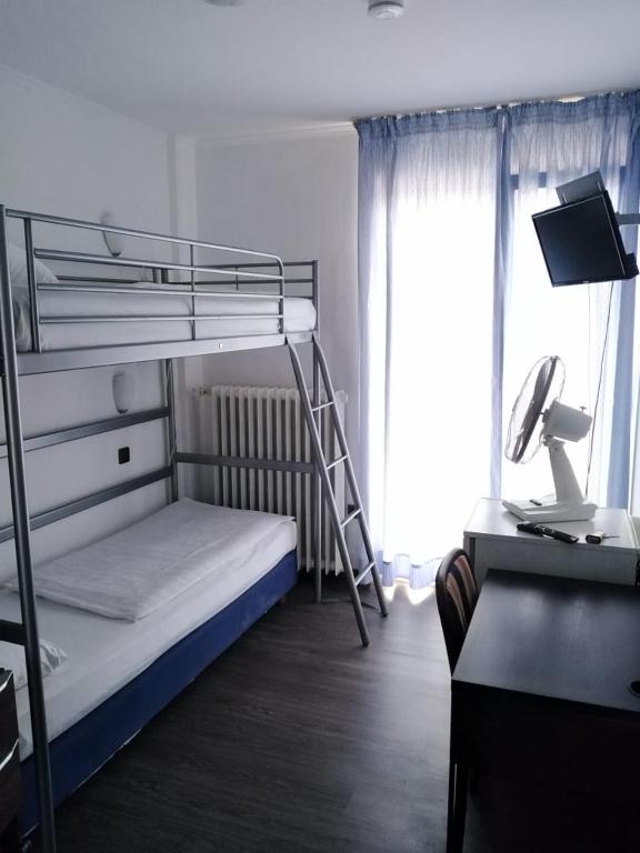 Двухместный (Двухместный номер с 1 кроватью или 2 отдельными кроватями и собственной ванной комнатой в коридоре) отеля Berliner Hof, Дюссельдорф