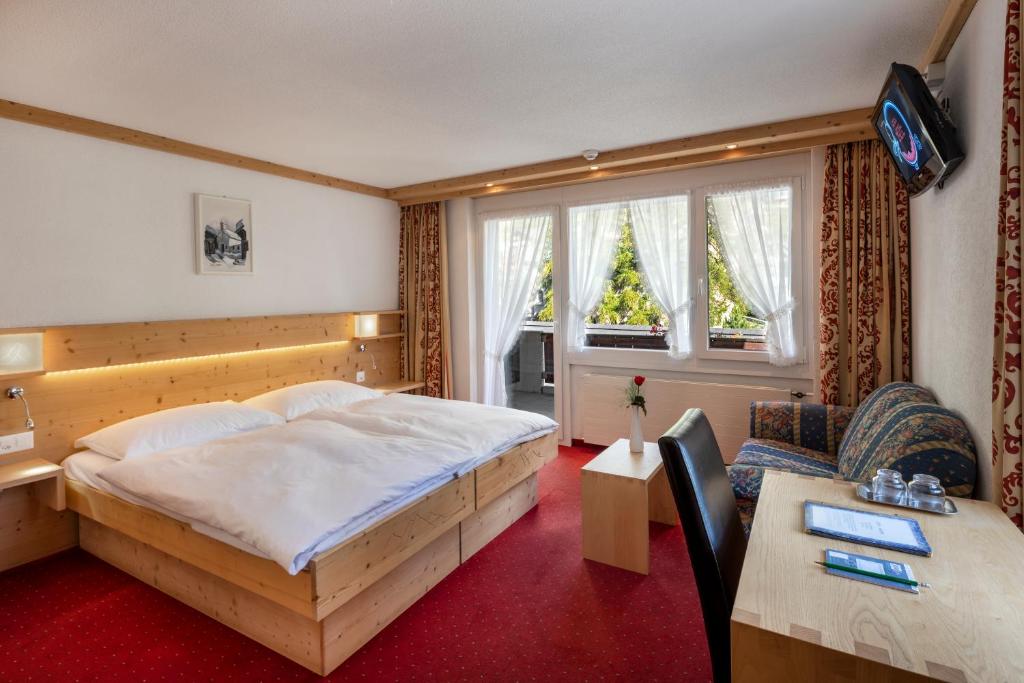 Двухместный (Двухместный номер с 2 отдельными кроватями и балконом) отеля Matterhornblick, Церматт