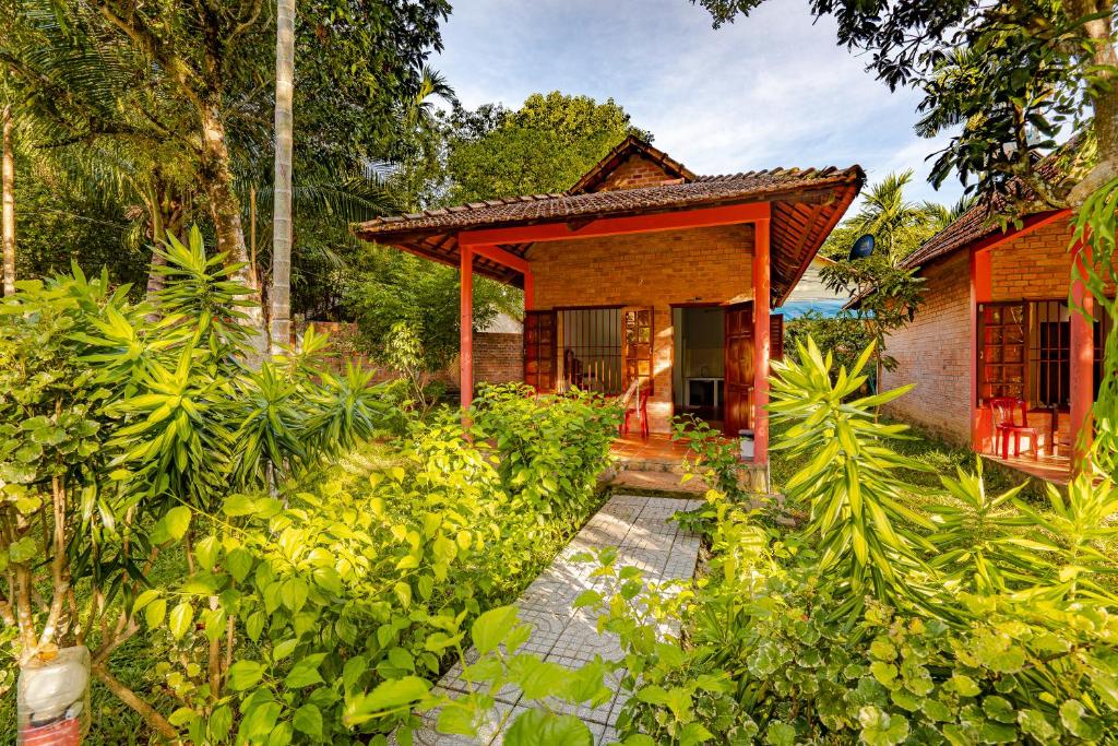 Номер (Стандартное бунгало с видом на сад) отеля Huong Giang Bungalow, Дуонг-Донг