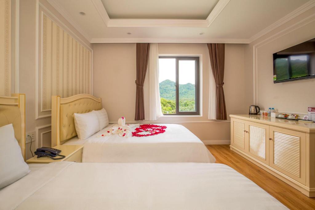 Четырехместный (Четырехместный номер с видом на горы) отеля Maya Hotel 2, Кондао