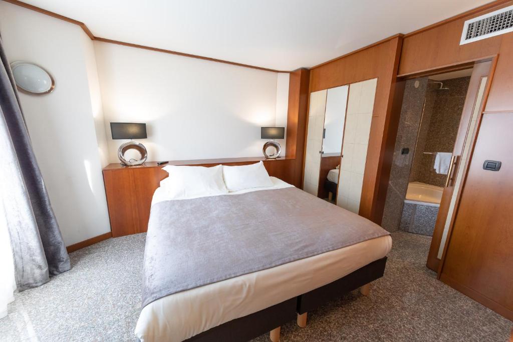 Двухместный (Классический двухместный номер с 1 кроватью) отеля Goldstar Resort & Suites, Ницца