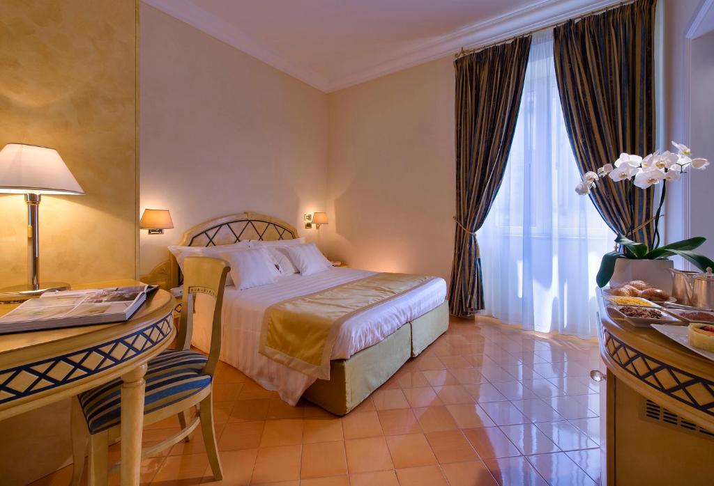Двухместный (Улучшенный двухместный номер с 1 кроватью или 2 отдельными кроватями и видом на море) отеля Miramare E Castello, Искья