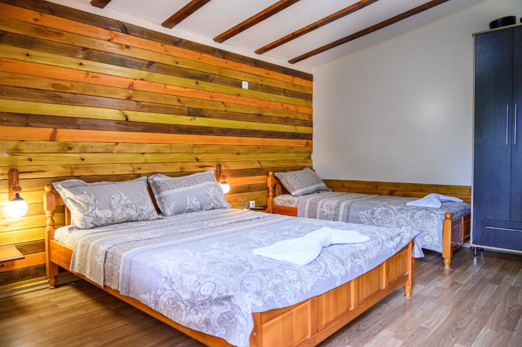 Трехместный (Двухместный номер с двуспальной кроватью и дополнительной кроватью) гостевого дома Medi Guest House, Сапарева-Баня