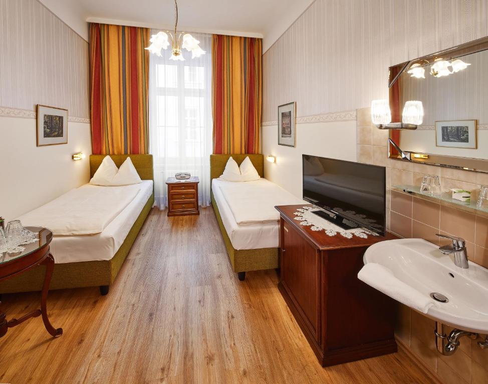 Двухместный (Двухместный номер эконом-класса с 2 отдельными кроватями и общей ванной комнатой) отеля Hotel Austria - Wien, Вена