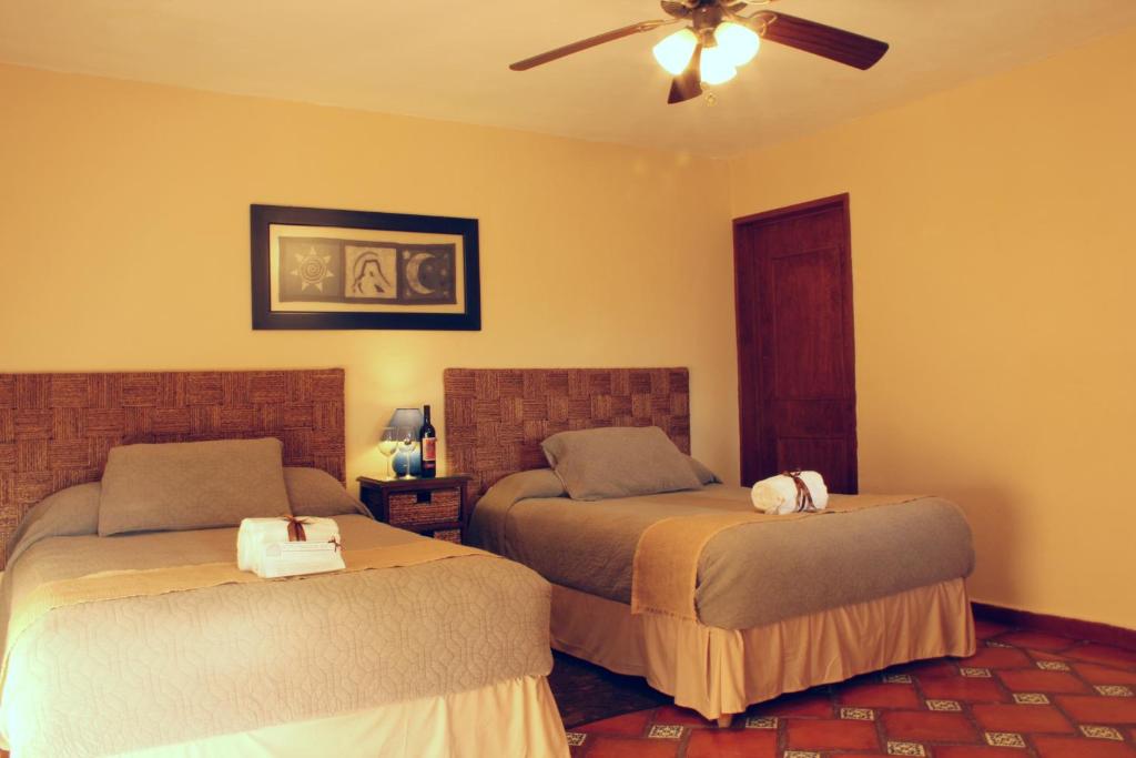 Четырехместный (Улучшенный номер с 2 кроватями размера «queen-size») отеля Hotel Parador Vernal, Берналь