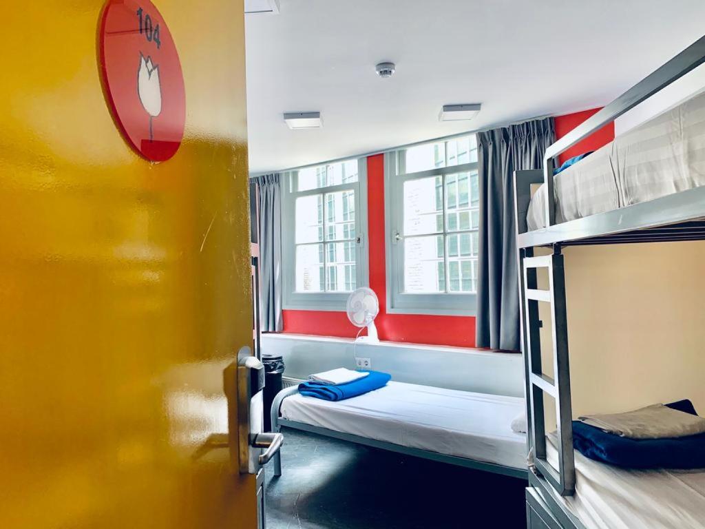 Номер (Спальное место на двухъярусной кровати в общем номере для мужчин и женщин) хостела The White Tulip Hostel, Амстердам