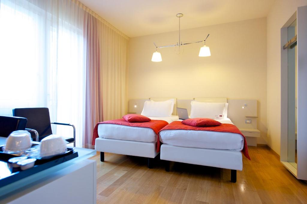 Двухместный (Стандартный двухместный номер с 2 отдельными кроватями) отеля Hotel Mercure Milano Solari, Милан