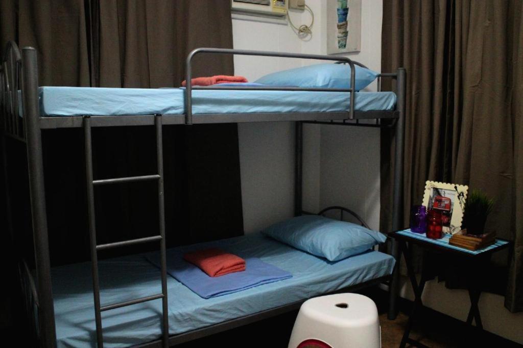 Номер (Кровать в общем номере для мужчин и женщин с 10 кроватями) хостела Tropical Breeze Hostel Cebu - Cebu Center, Себу