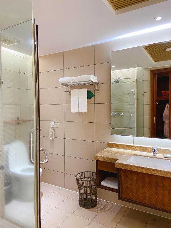 Двухместный (Двухместный номер с 1 кроватью, вид на сад) курортного отеля Luhuitou State Guesthouse & Resort, Санья