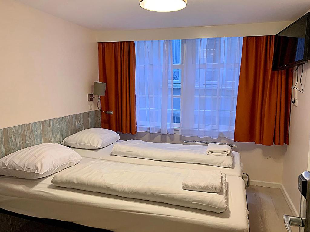 Двухместный (Двухместный номер с 2 отдельными кроватями и общей ванной комнатой) отеля Hotel Damrak Inn, Амстердам
