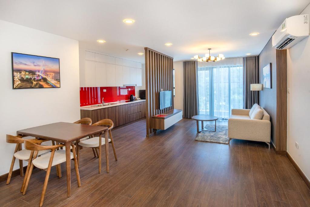 Апартаменты (Executive Suite 3-bedrooms) апарт-отеля Ramada Hotel & Suites by Wyndham Halong Bay View, Халонг
