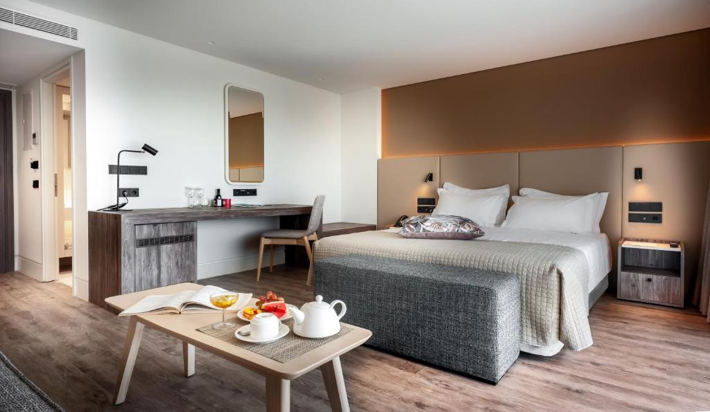 Двухместный (Улучшенный двухместный номер Делюкс с 1 кроватью или 2 отдельными кроватями) курортного отеля Eden Beach Resort Hotel, Анависсос
