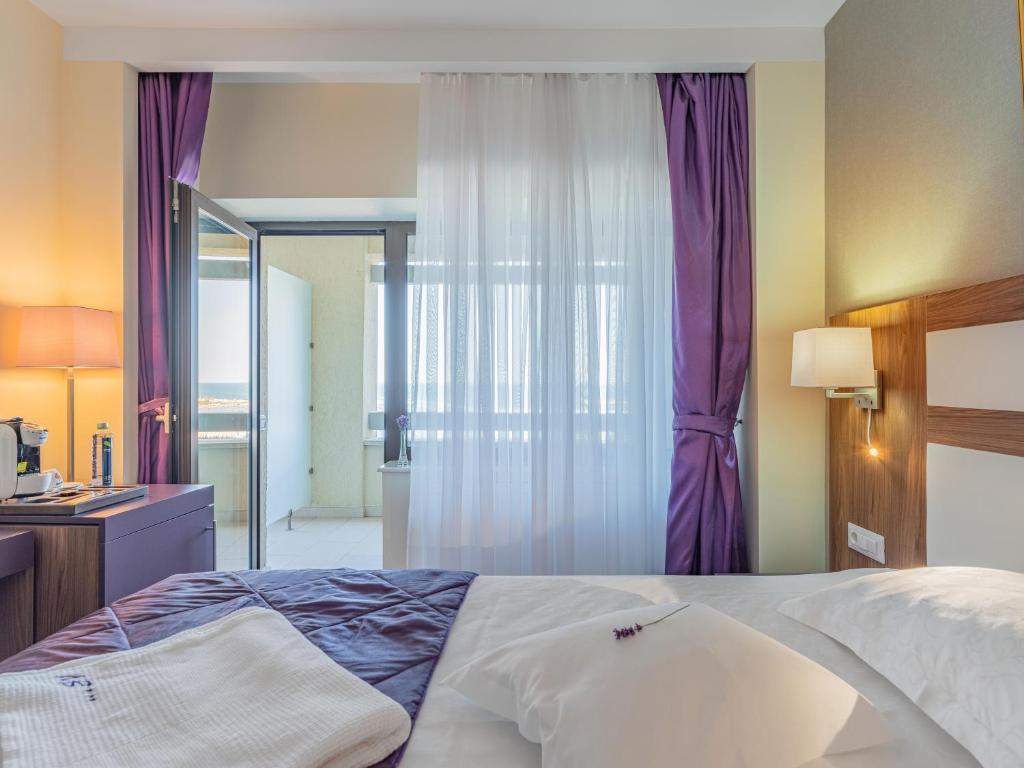 Двухместный (Двухместный номер Делюкс с 1 кроватью, балконом и частичным видом на море) отеля New Belvedere, Мангалия