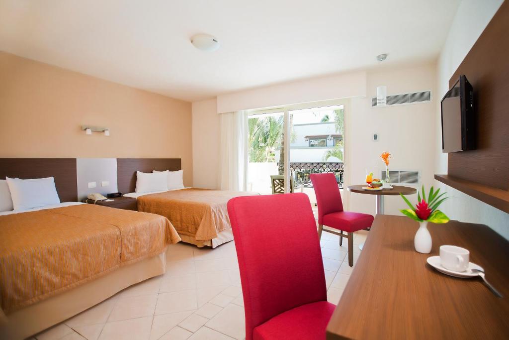 Двухместный (Двухместный номер с видом в сад (для 2 взрослых и 1 ребенка)) курортного отеля Crown Paradise Club Puerto Vallarta, Пуэрто-Вальярта