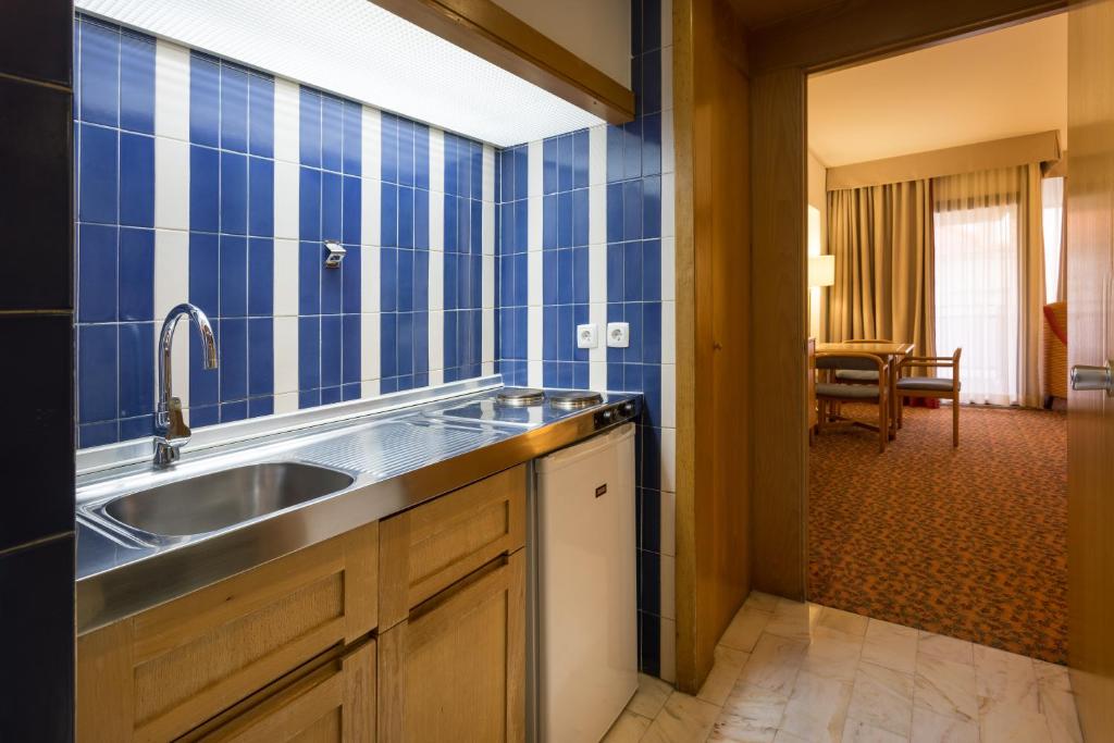 Трехместный (Двухместный номер с 1 кроватью или 2 отдельными кроватями и дополнительной кроватью) отеля Hotel Estoril Eden, Эшторил