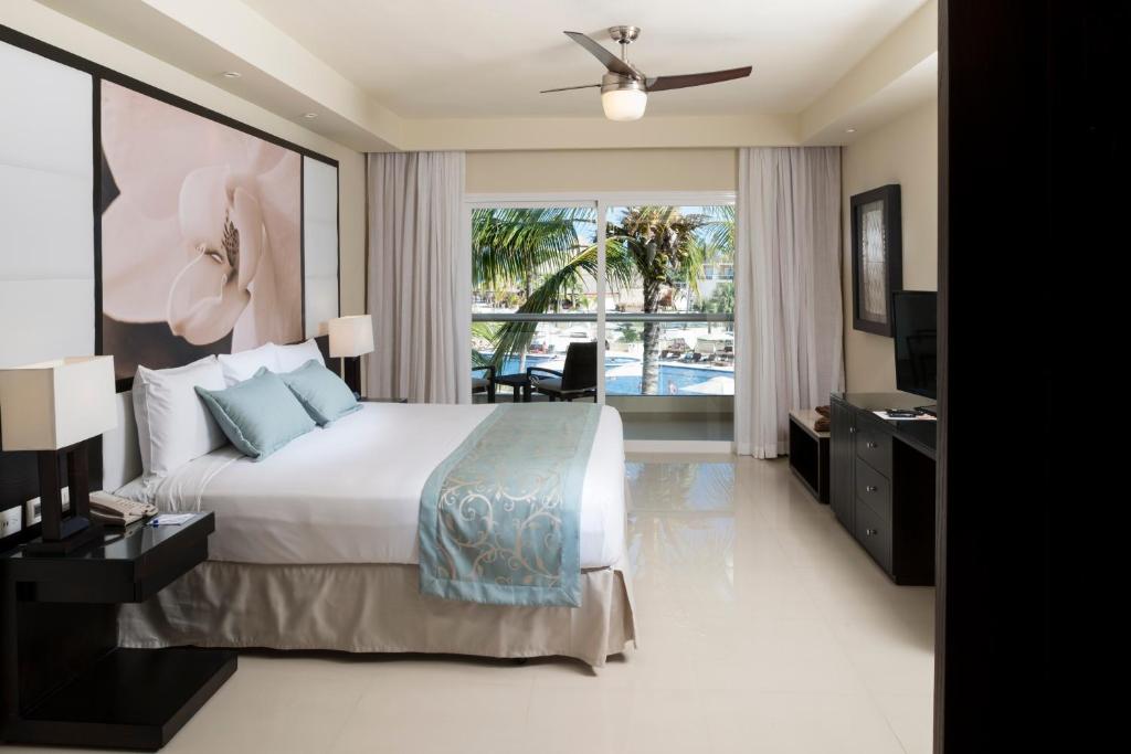 Двухместный (Роскошный номер Diamond Club с выходом к бассейну) курортного отеля Royalton Punta Cana Resort & Casino, Пунта-Кана