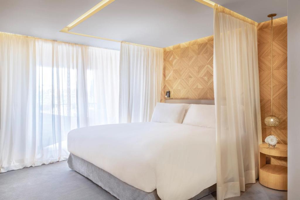Сьюит (Полулюкс с кроватью размера «king-size» и террасой) отеля Sofitel Marrakech Lounge and Spa, Марракеш